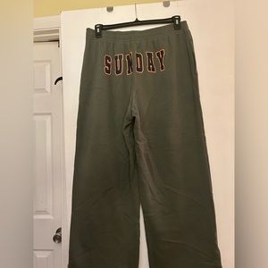 I’m selling this pair of sweat pants…